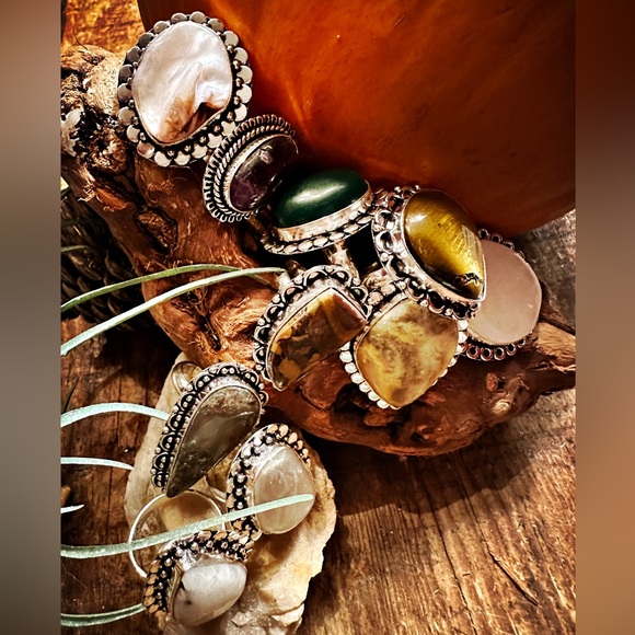 Forrest Green Jade oval shaped stone statement ring. - Picture 2 of 3